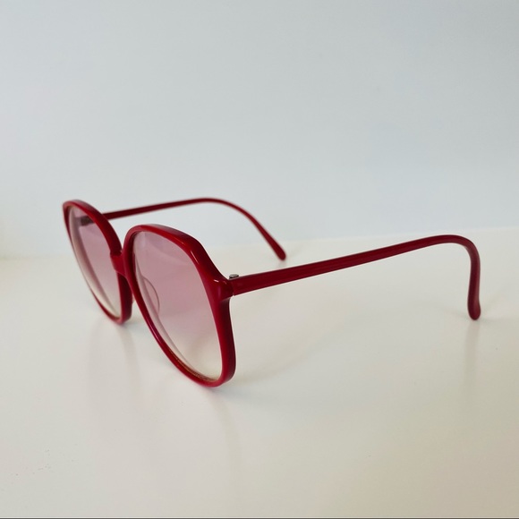 Women's Vintage Retro Red Gradient Sunglasses - Picture 8 of 9